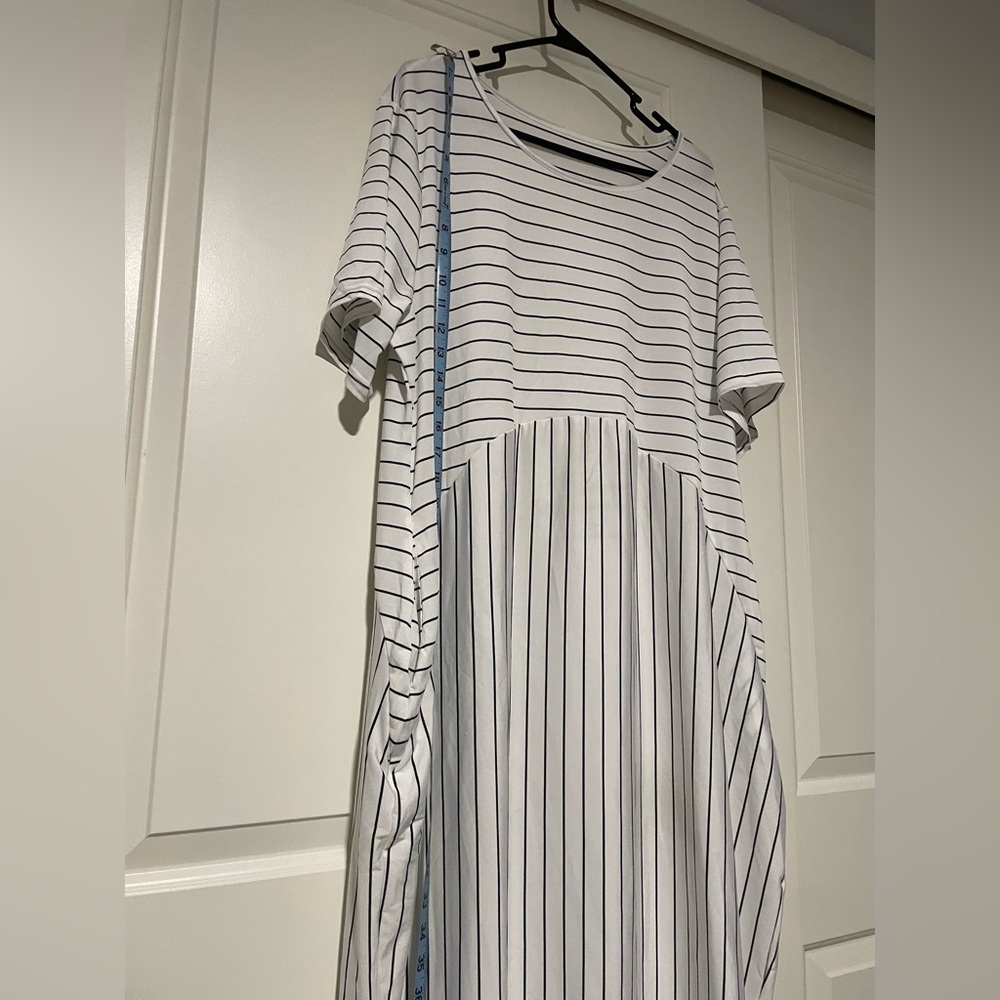 🤍🖤Stylish striped white and black dress 🤍🖤 - Picture 8 of 9